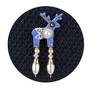 Schitterende blauwe fashionable luxe muts,met Deers sieraad met Swarovski kristallen. gevoerd met zachte fleeceband.